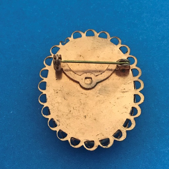 Girl with Bluebird Portrait Style Brooch Pin - Picture 4 of 4